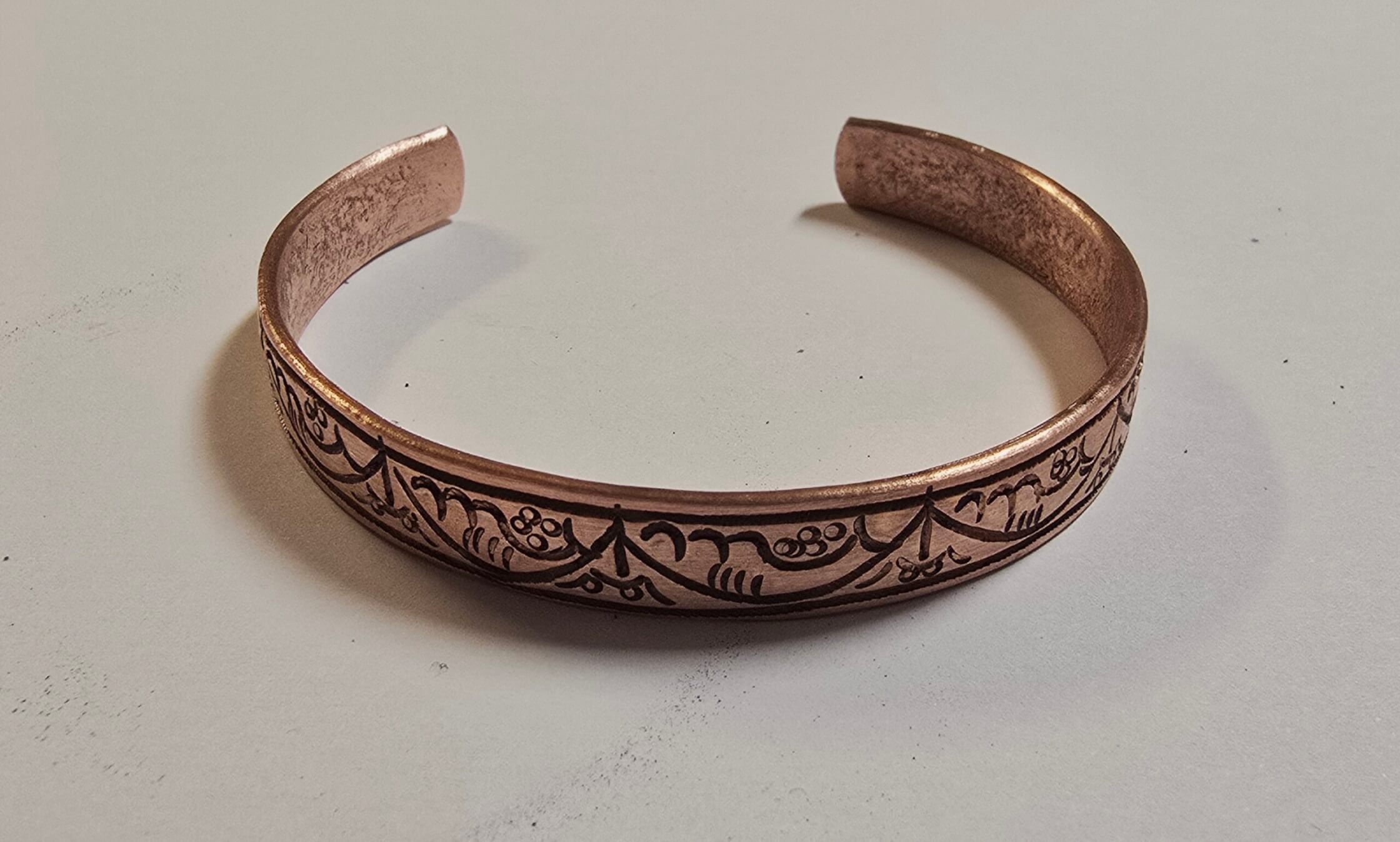 Bracelet en cuivre décoré