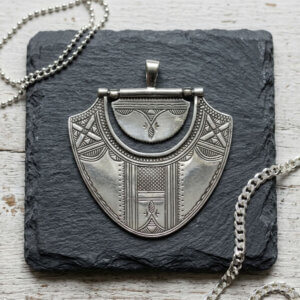 Pendentif touareg berbere en argent massif 925 cisele forme demi lune