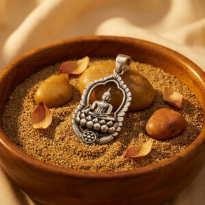 Pendentif en argent 925 sculpté représentant le Bouddha assis en méditation sur une fleur de lotus.