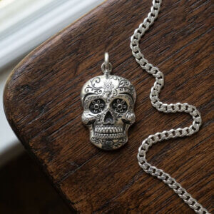 Pendentif tête de mort mexicaine Calavera sculptée avec motifs floraux en argent massif 925, dimensions 3,5 par 2,5 cm