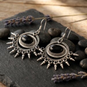 Boucles d’Oreilles en Argent 925 – Onyx Noir et Détails Ethniques