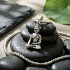 Pendentif en argent massif plein 925 sculpté en forme de Bouddha en méditation assis.