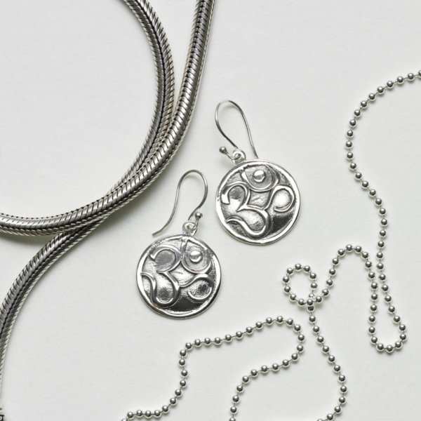 ॐ en boucles d'oreilles