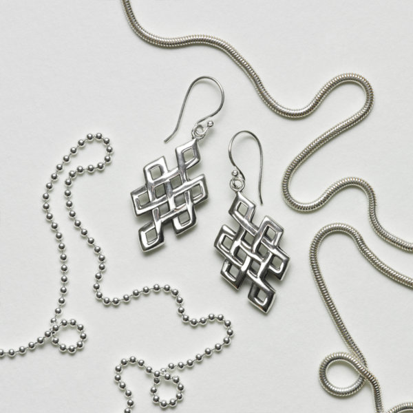 nœud infini en boucles d'oreilles