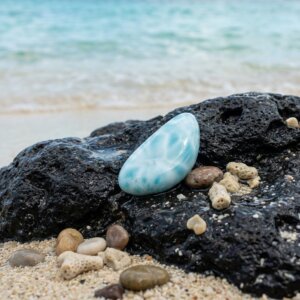 Larimar cabochon en forme de demi-lune