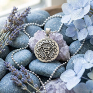 Pendentif médaillon rond symbole Chakra de la Gorge Vishuddha en argent massif 925, diamètre 22 mm.