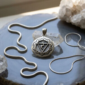 Pendentif médaillon rond symbole Chakra du Plexus Solaire Manipura en argent massif 925, diamètre 22 mm.