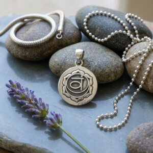 Pendentif médaillon rond symbole Chakra Sacré Svadhisthana en argent massif 925, diamètre 22 mm.