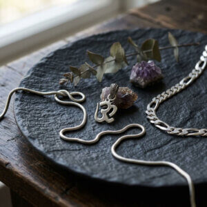 Pendentif symbole Om Aum en argent massif discret avec beliere ciselee