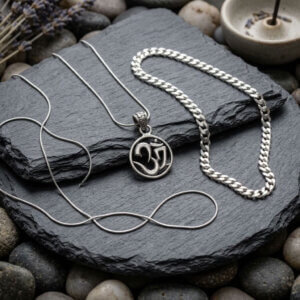 Pendentif rond en argent 925 représentant le symbole sacré Om ajouré, diamètre 1,7 cm, posé avec deux chaînes en argent.
