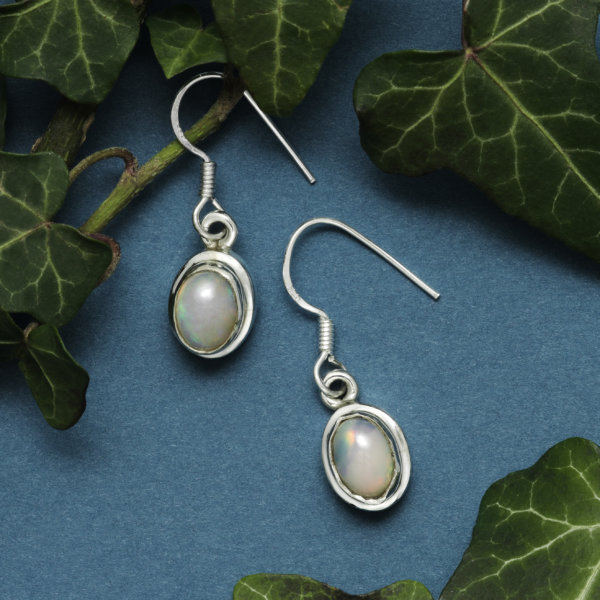 Opale en boucle d'oreilles