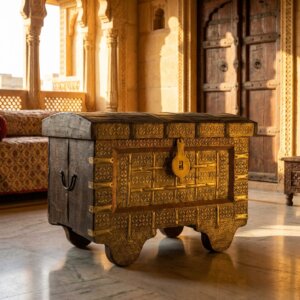 Coffre à roulette en bois martelé avec du laiton