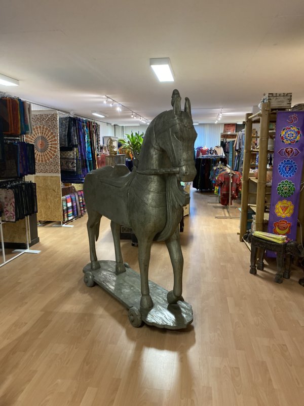 Cheval en bois sur roulette, martelé avec du bronze.