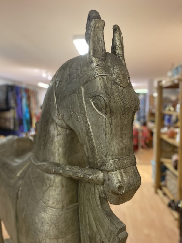 Cheval en bois sur roulette, martelé avec du bronze.