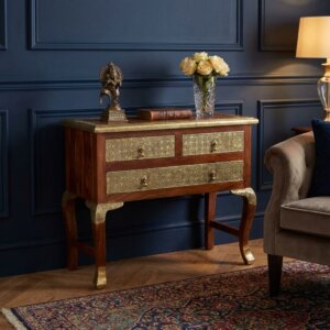 Commode sur pied orné de plaque en laiton ciselée