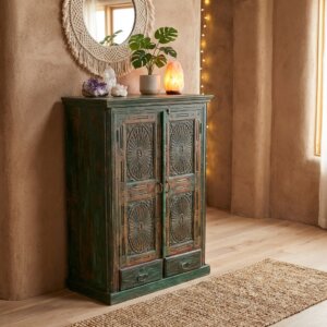 petite armoire sculpté teinte