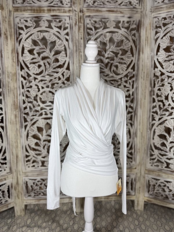 Top croisé blanc en viscose, manches longues, fabriqué en Inde.