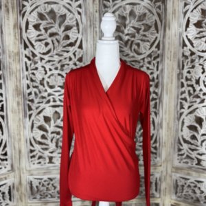 Top croisé rouge en viscose, manches longues, fabriqué en Inde.