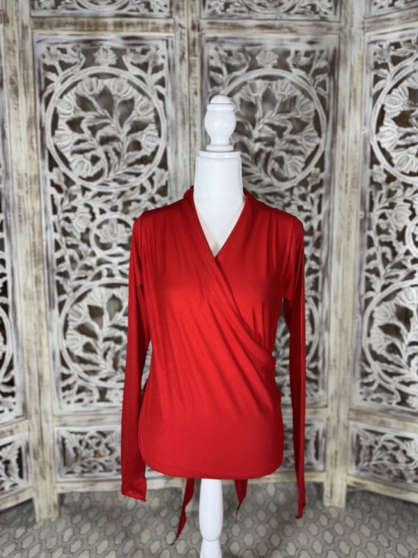 Top croisé rouge en viscose, manches longues, fabriqué en Inde.