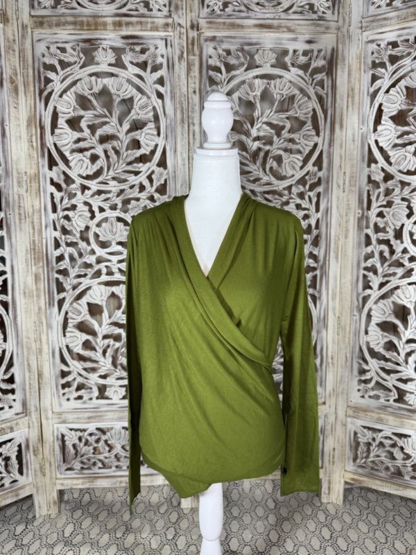 Top croisé vert en viscose, manches longues, fabriqué en Inde.