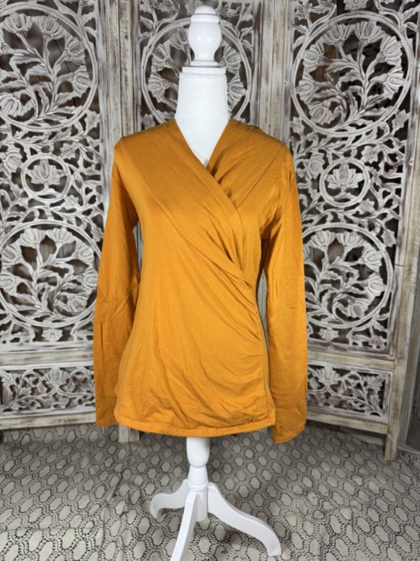 Top croisé jaune orange en viscose, manches longues, fabriqué en Inde.