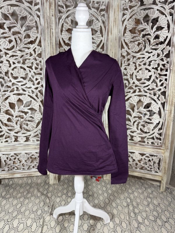 Top croisé violet en viscose, manches longues, fabriqué en Inde.