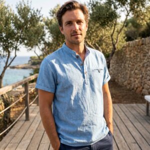 La chemise Rishikesh est un modèle à manches courtes