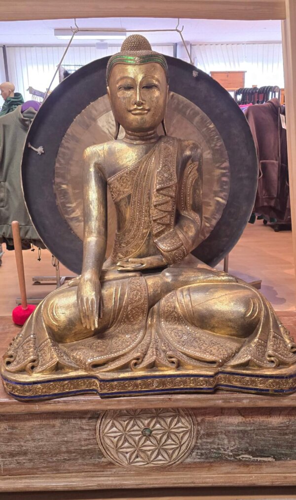 Grand bouddha thaïlandais en bois