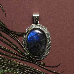 grand pendentif en argent ciselé et labradorite ovale