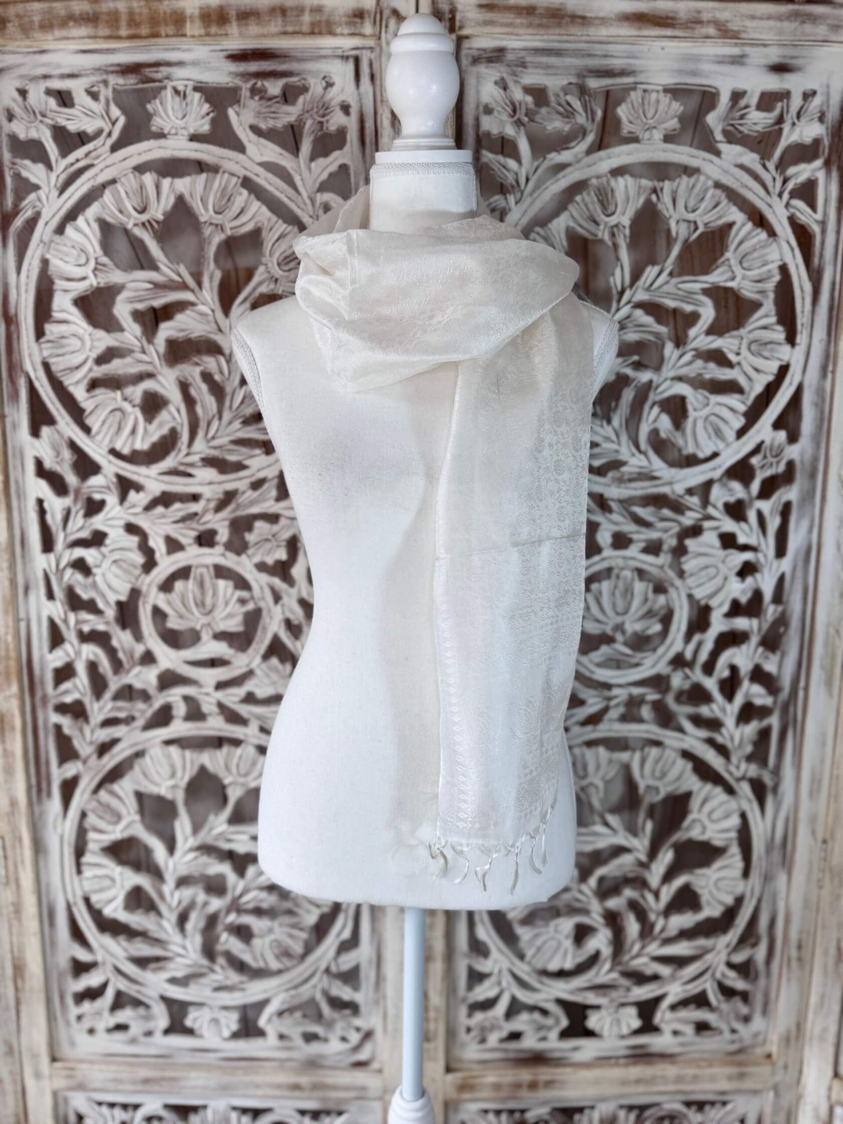 écharpes en soie blanche