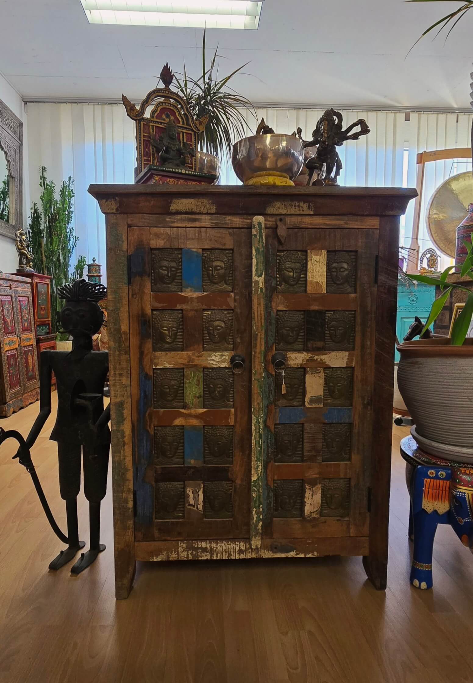 Armoire indienne avec tête de bouddha