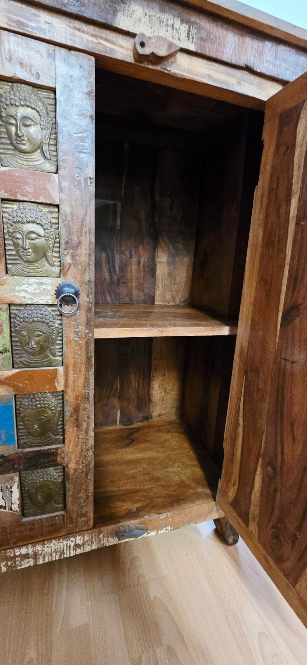 Armoire indienne avec tête de bouddha