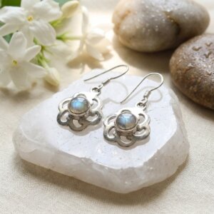 Boucles d’Oreilles en Argent 925 – Labradorite Blanche en Monture Florale