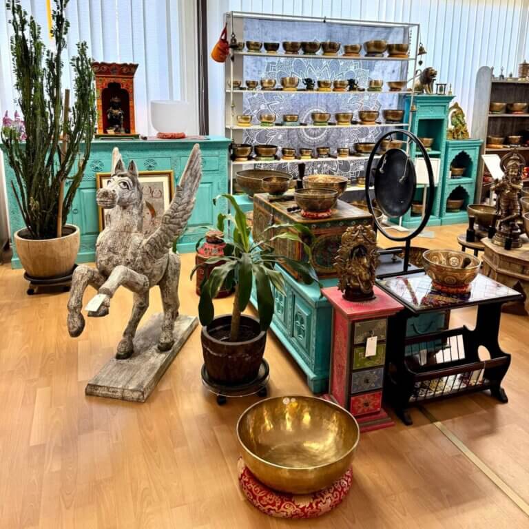 petits meubles, bols tibétains... - boutique Chota India à Servion