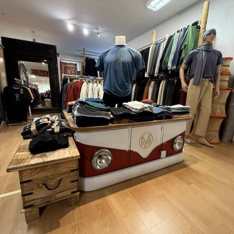 meuble van et vêtements homme - boutique Chota India à Servion