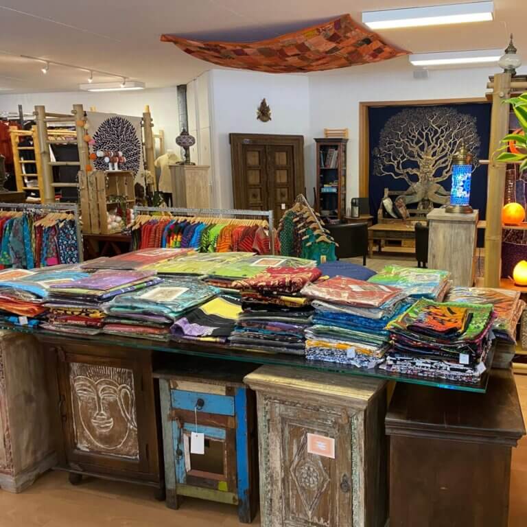 petits meubles, tentures... - boutique Chota India à Servion