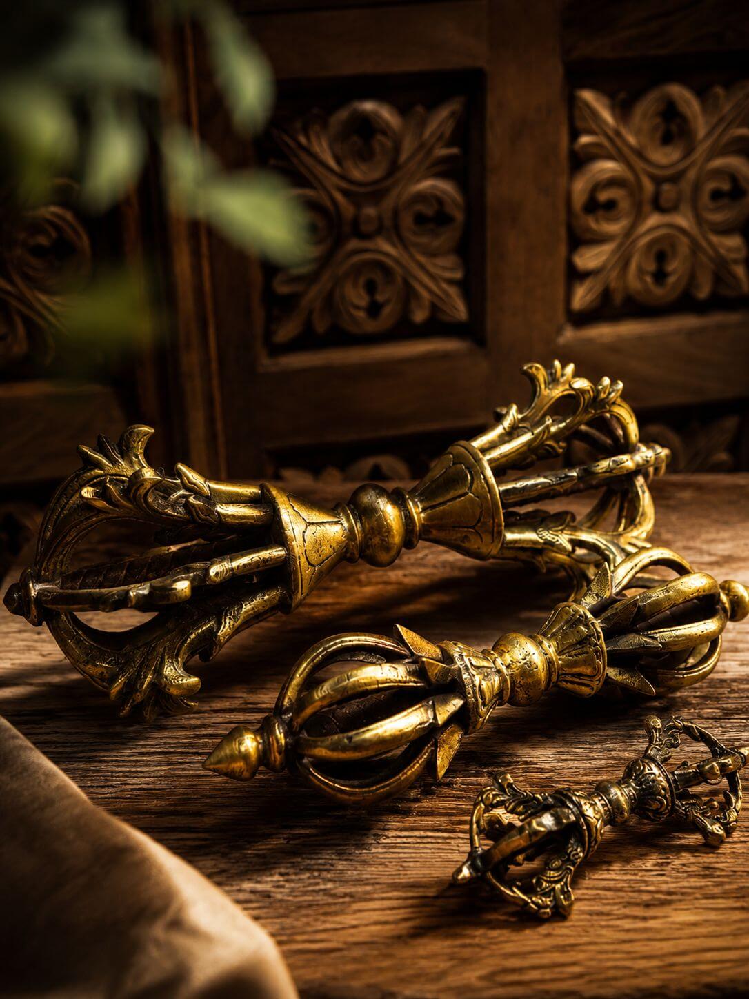Dorjes & Vajras Tibetains : Symboles Rituels et Objets Sacrés divers tailles