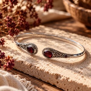 Bracelet Jonc Ouvert en Argent 925 Sterling et Grenats Naturels – Méta-dimensions 5 x 7 cm